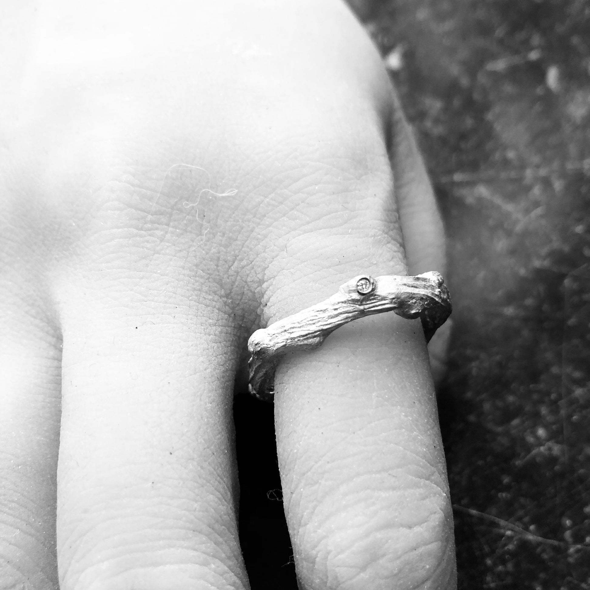 Astring aus Silber mit drei Brillanten, an einer Hand getragen, edles Schmuckstück