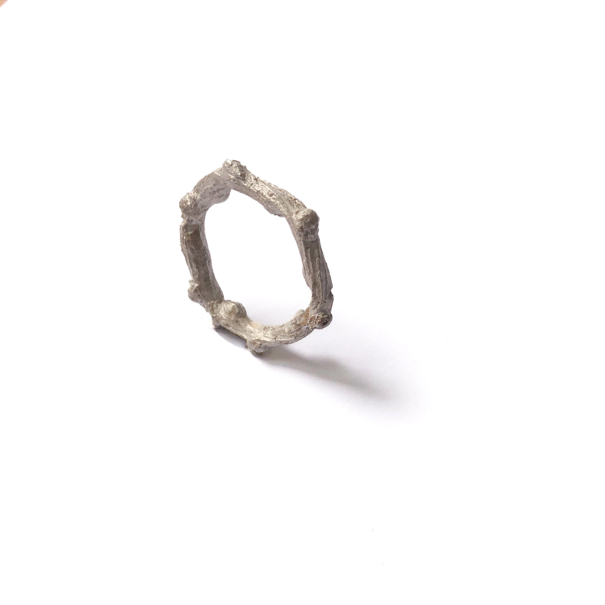 Silberner Astring mit drei Brillanten, stehend, seitliche Perspektive, freigestellt