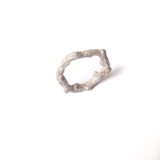 Freigestellter Astring aus Silber mit drei Brillanten, stehend, frontale Ansicht