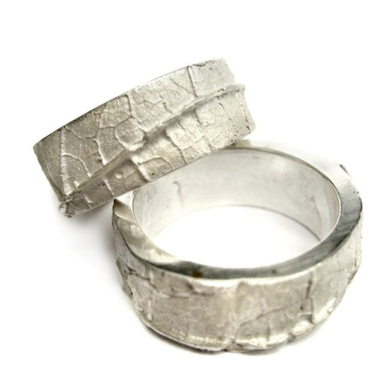 Breite Hochzeitsringe aus Silber mit Blattstruktur