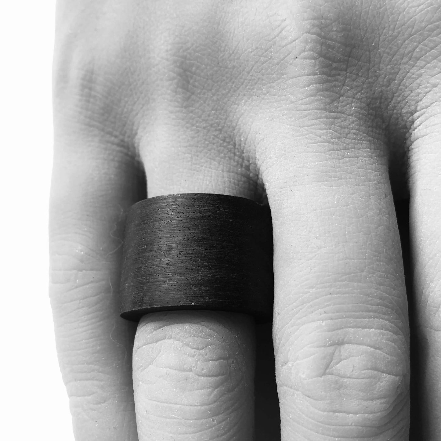 Ebenholz-Ring „Holzliebe“ an einer Hand getragen – naturinspirierter Unikatring aus Bielefeld
