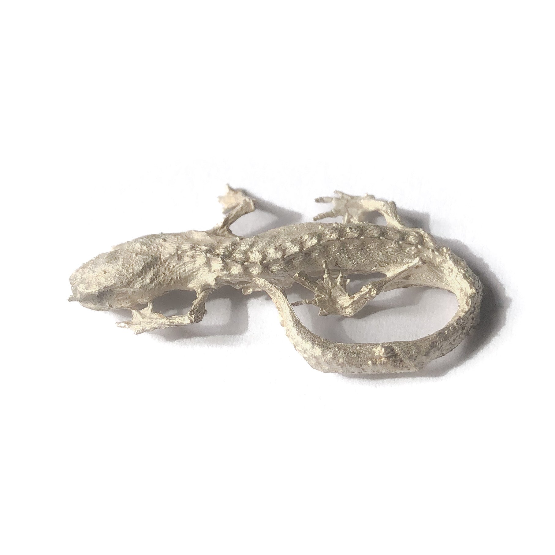 Detailaufnahme des Silberanhängers Froschlurchenliebe, die filigrane Struktur und Form des Lurches sind deutlich sichtbar – Unikat aus traditioneller Handarbeit.