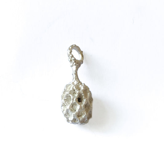 Freigestellter Silberanhänger „Samen der Natur“ mit organischer Samenkapsel-Form, symbolisiert Wachstum und Erneuerung.