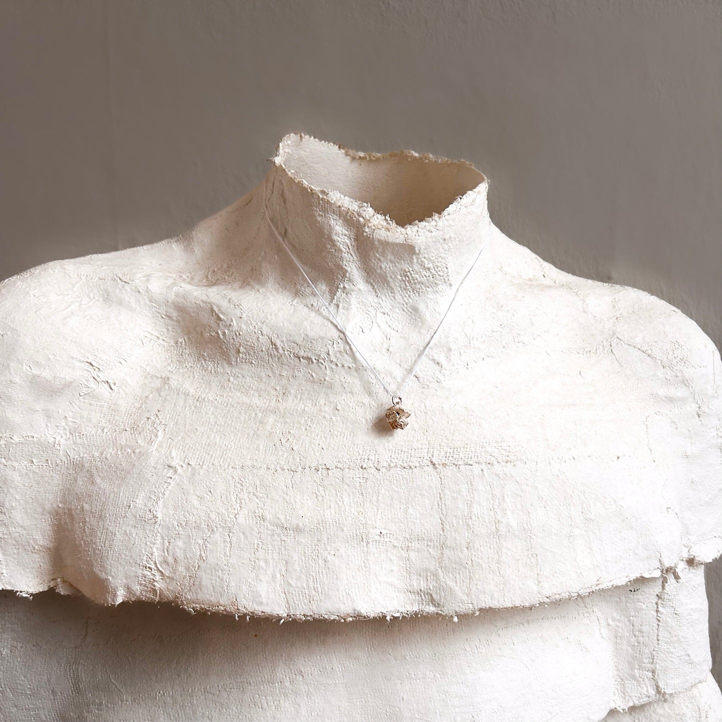 Handgefertigter Silberanhänger in Form eines geöffneten Zypressenzapfens, an einer Silberkette auf einer Büste präsentiert – elegante, natürliche Wirkung.