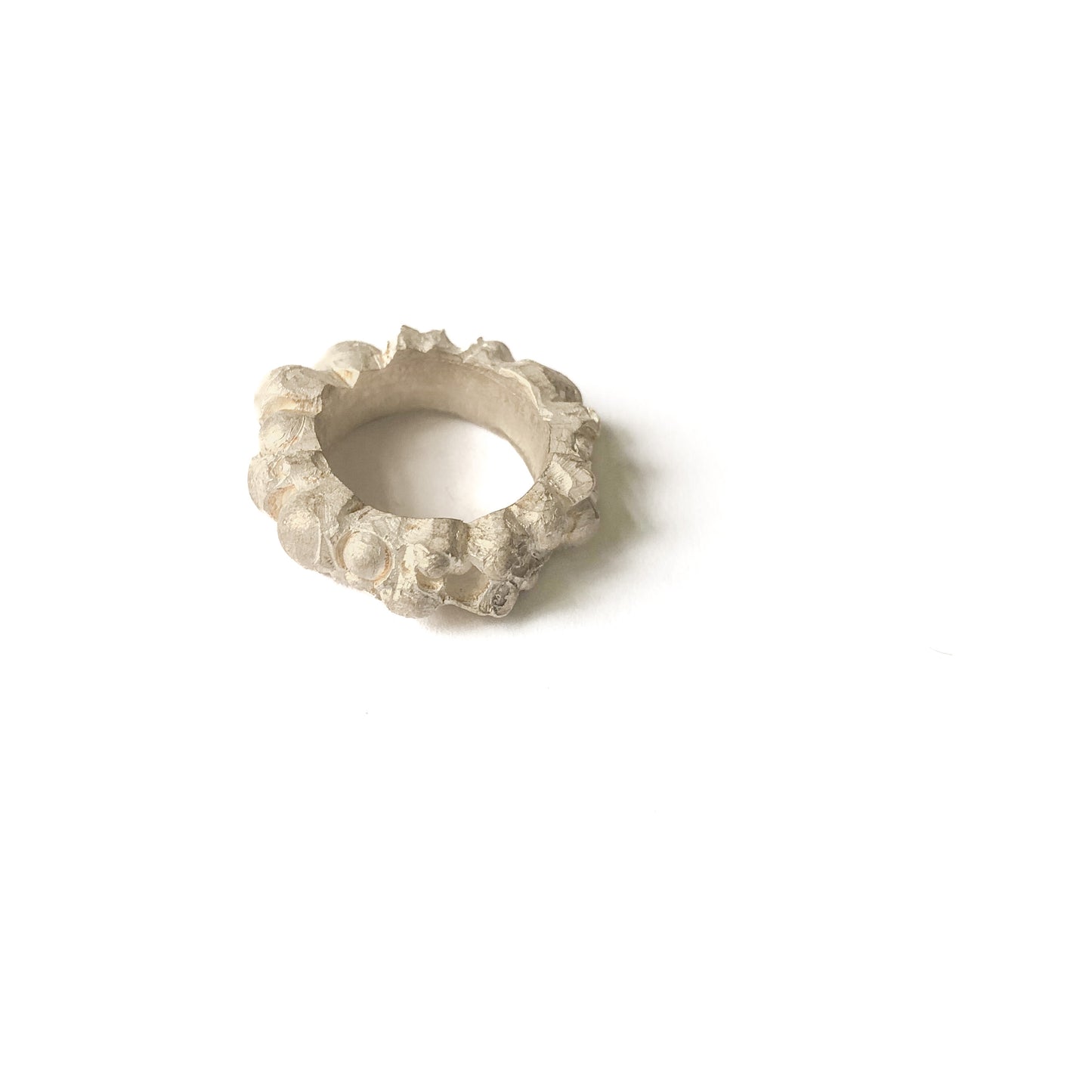 Seitliche Perspektive des Silberrings Korallenpoesie, kunstvoll gearbeiteter Silberring mit plastischer Korallenstruktur, Unikat aus Bielefeld.
