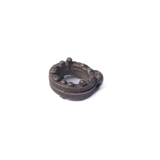 Geschwärzter Silberring „Ein Ring wie das Meer“ mit unregelmäßiger, von Wasser geformter Oberfläche, freigestellt auf weißem Hintergrund.