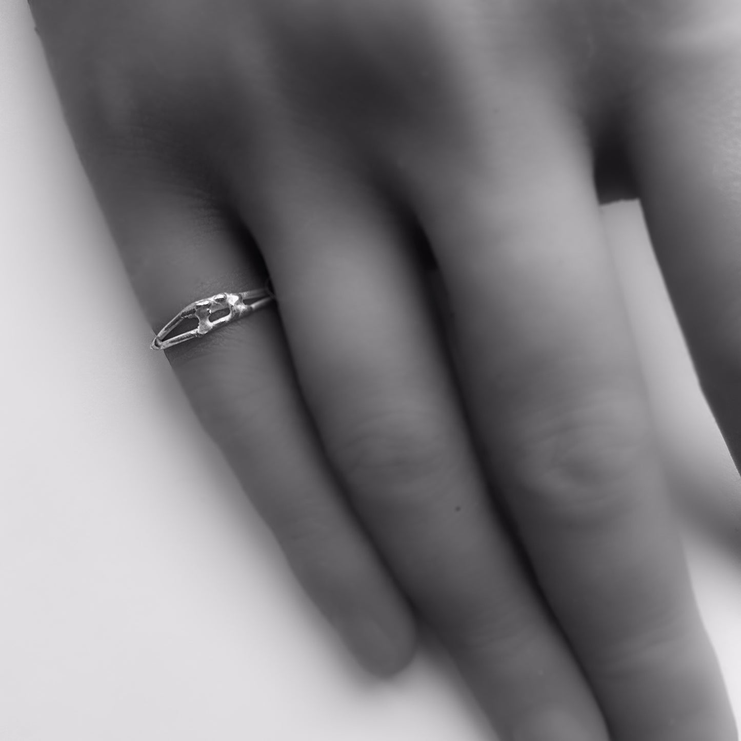 Kleiner handgefertigter Silberanhänger mit organischer Zapfenstruktur, inspiriert von der Natur – Symbol für Ruhe, Wachstum und innere Stärke.