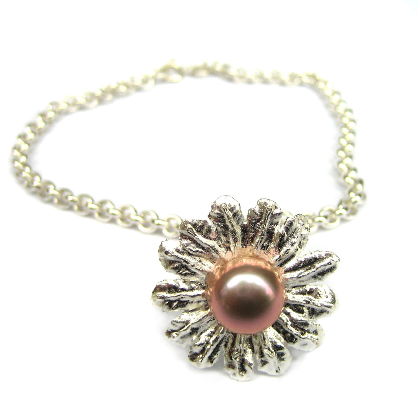 Silbernes Armband mit einem Blütenanhänger, der in der Mitte mit einer großen Perle bestückt ist.