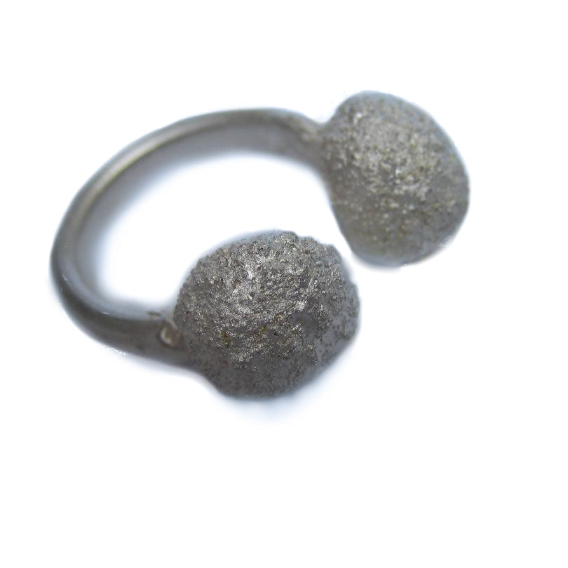 Silberring mit einer nach oben offene Ringschiene, an der zwei dicke runde Kugelformen modelliert wurden.