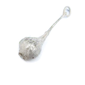 Handgefertigter Mohn-Anhänger aus Silber mit organischer Form – Symbol für Einzigartigkeit und natürliche Schönheit.